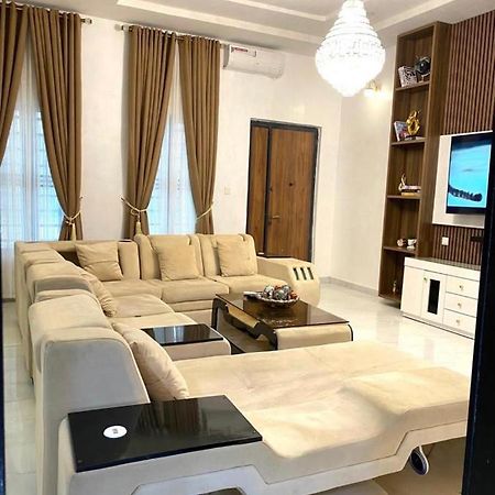 Urban Retreat Luxury Shortlet Apartment Lekki Ajah Lagos With Pool And Gym Extérieur photo