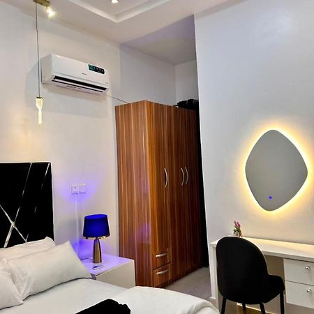 Urban Retreat Luxury Shortlet Apartment Lekki Ajah Lagos With Pool And Gym Extérieur photo