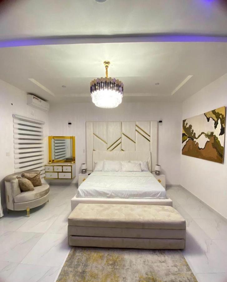 Urban Retreat Luxury Shortlet Apartment Lekki Ajah Lagos With Pool And Gym Extérieur photo