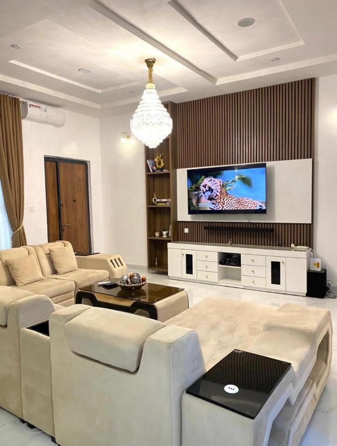 Urban Retreat Luxury Shortlet Apartment Lekki Ajah Lagos With Pool And Gym Extérieur photo