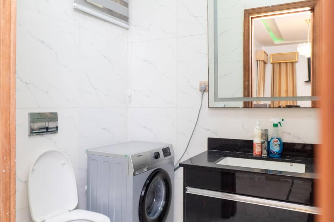 Urban Retreat Luxury Shortlet Apartment Lekki Ajah Lagos With Pool And Gym Extérieur photo