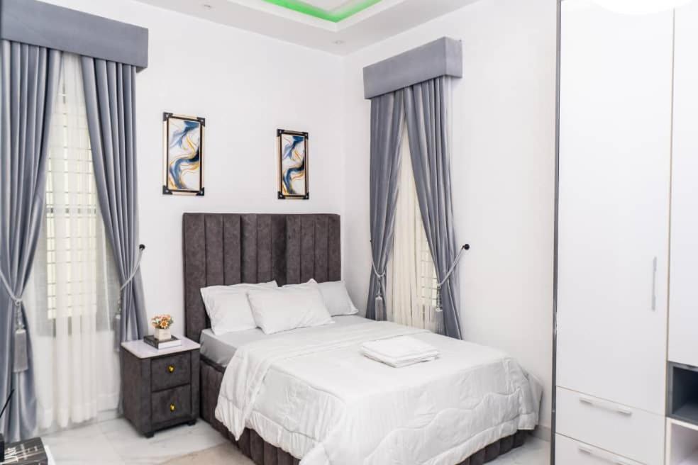 Urban Retreat Luxury Shortlet Apartment Lekki Ajah Lagos With Pool And Gym Extérieur photo