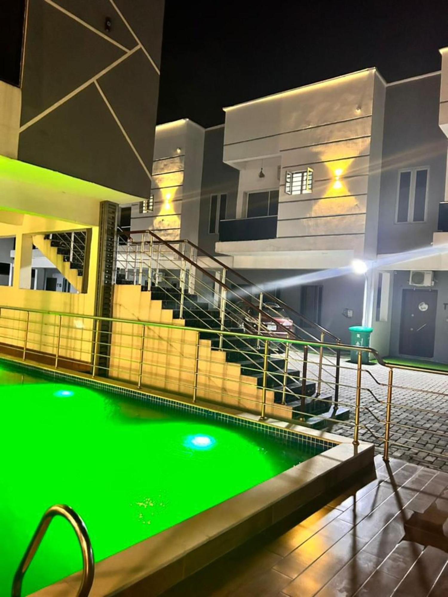 Urban Retreat Luxury Shortlet Apartment Lekki Ajah Lagos With Pool And Gym Extérieur photo